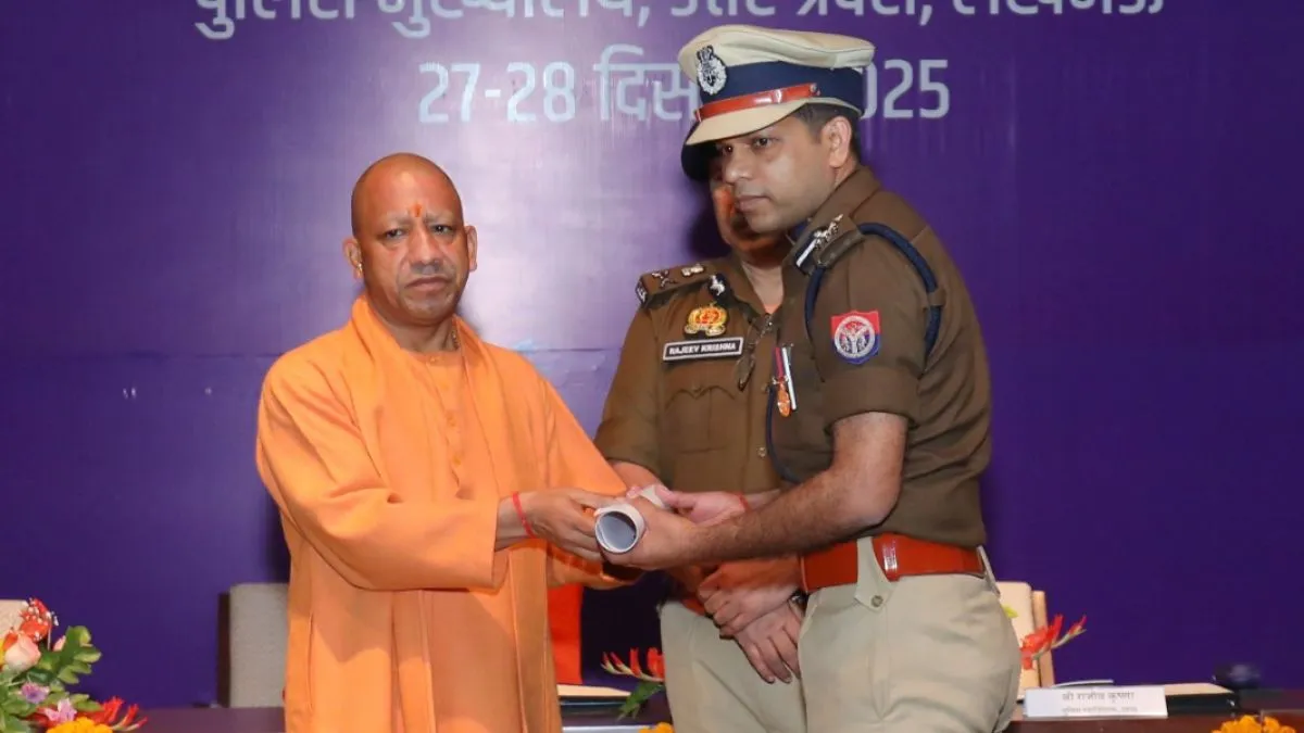 अतीक अहमद सहित कई माफिया का साम्राज्य किया ध्वस्त, ये हैं DIG शैलेश पांडेय; मुख्यमंत्री उत्कृष्ट सेवा पुलिस पदक से सम्मानित