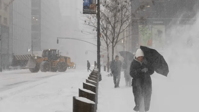 अमेरिका में बर्फीले तूफान से अबतक 30 लोगों की मौत, लाखों घरों में बिजली गुल; 10 हजार से ज्यादा फ्लाइट्स रद