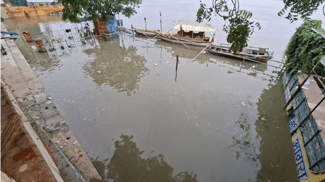 यमुना का जलस्तर बढ़ा, बल्केश्वर घाट डूबा; 23 गांवों में प्रशासन ने कराई मुनादी यमुना का जलस्तर बढ़ा, बल्केश्वर घाट डूबा; 23 गांवों में प्रशासन ने कराई मुनादी