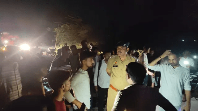 आगरा में तेज रफ्तार ट्रक ने 3 बाइकों को मारी टक्कर, पति-पत्नी की मौत; 3 घायल आगरा में तेज रफ्तार ट्रक ने 3 बाइकों को मारी टक्कर, पति-पत्नी की मौत; 3 घायल