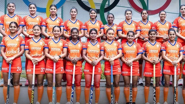 मेडल से चूकी भारतीय महिला हॉकी टीम पर बरसेगा पैसा, Hockey India ने किया ₹50 लाख इनाम का ऐलान मेडल से चूकी भारतीय महिला हॉकी टीम पर बरसेगा पैसा, Hockey India ने किया ₹50 लाख इनाम का ऐलान