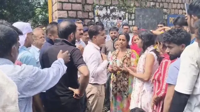हिमाचल में 16 वर्षीय छात्र की मौत पर बवाल, लोगों ने घेरा पुलिस थाना; जांच पर उठे सवाल हिमाचल में 16 वर्षीय छात्र की मौत पर बवाल, लोगों ने घेरा पुलिस थाना; जांच पर उठे सवाल