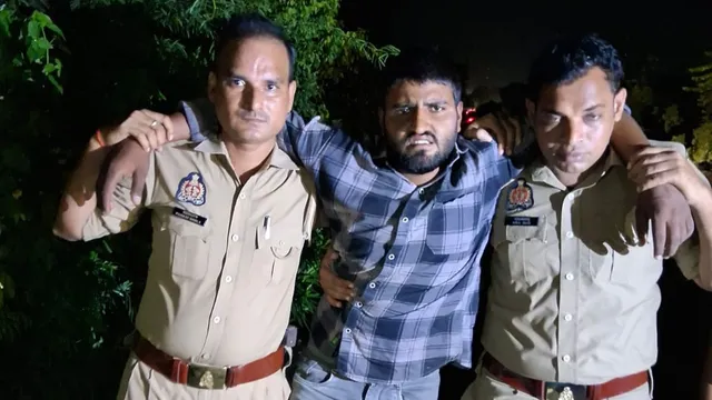 इटावा में मोबाइल लूटने वाला बदमाश पुलिस मुठभेड़ में गिरफ्तार, पैर में लगी गोली इटावा में मोबाइल लूटने वाला बदमाश पुलिस मुठभेड़ में गिरफ्तार, पैर में लगी गोली