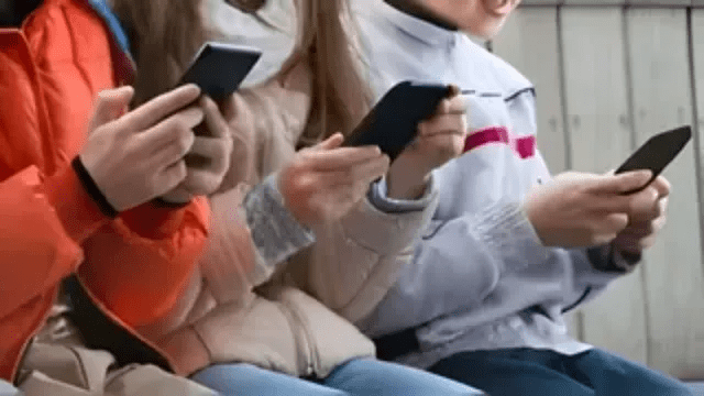 फ्रांस में 15 साल से कम उम्र के बच्चों के लिए सोशल मीडिया बैन नहीं होगा, शीर्ष अदालत ने खारिज किया बिल फ्रांस में 15 साल से कम उम्र के बच्चों के लिए सोशल मीडिया बैन नहीं होगा, शीर्ष अदालत ने खारिज किया बिल