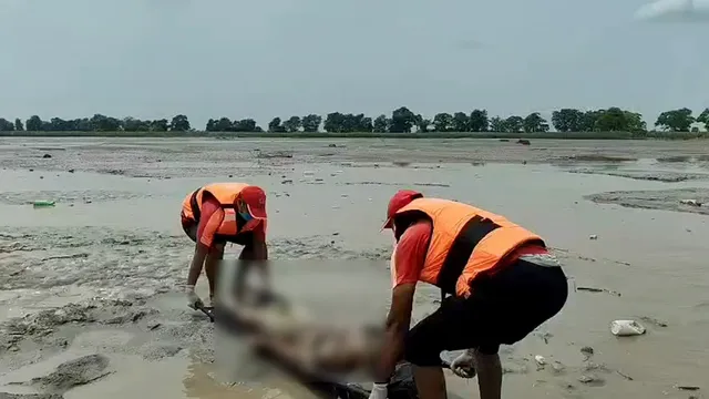 नेपाल की नदियों में अब भी मिल रहे बाढ़ में बहकर आए शव, पहचान के लिए बनाए गए अस्थायी मुर्दाघर नेपाल की नदियों में अब भी मिल रहे बाढ़ में बहकर आए शव, पहचान के लिए बनाए गए अस्थायी मुर्दाघर