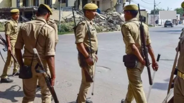 आगरा में चलती ट्रेन से कूदा पॉक्सो आरोपी, तीन पुलिसकर्मियों पर मुकदमा आगरा में चलती ट्रेन से कूदा पॉक्सो आरोपी, तीन पुलिसकर्मियों पर मुकदमा